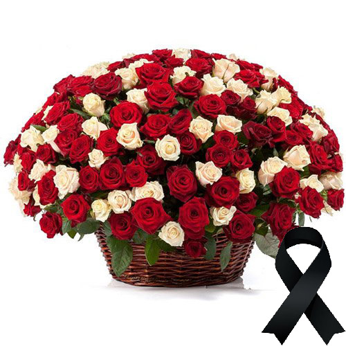 Фото товара 100 красно-белых роз в корзине в Кременчуге