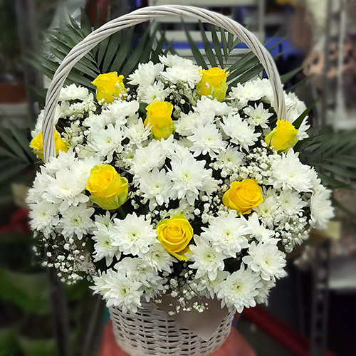 Фото товара Корзина "Белые хризантемы, жёлтые розы" в Кременчуге