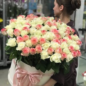 шляпная коробка 101 белая и розовая роза в Кременчуге фото