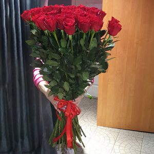 25 высоких импортных роз в Кременчуге фото