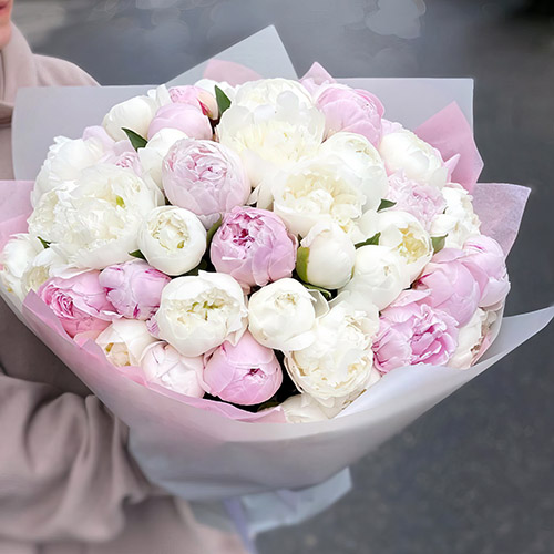 Фото товара 45 белых и розовых пионов в Кременчуге